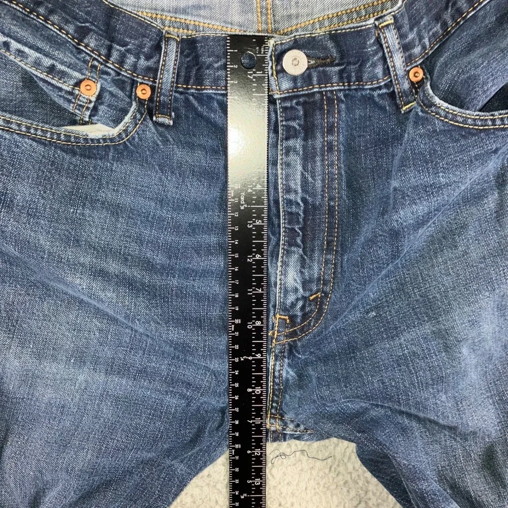 Levis preowned broken